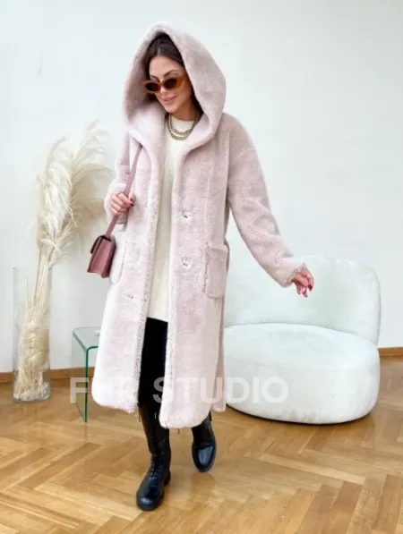 Шуба из натуральной шерсти с капюшоном под пояс - фото 3
