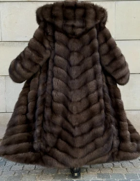 Удлиненная шуба из меха куницы с капюшоном - фото 5