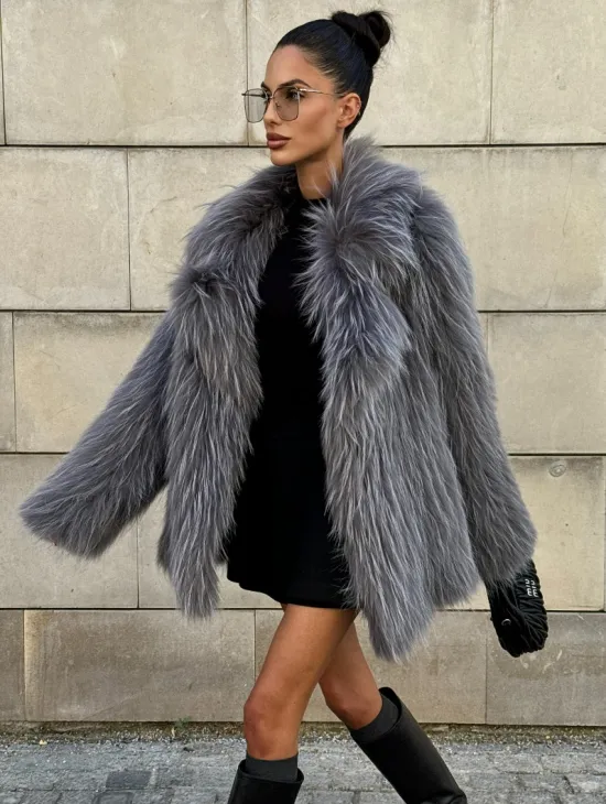 Шуба из меха енота на вязанной основе - фото 8