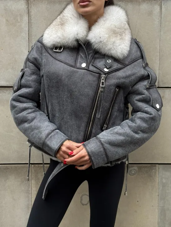 Стильная косуха-дубленка Vintage Grey с воротником из меха песца со шнуровкой на спине - фото 7