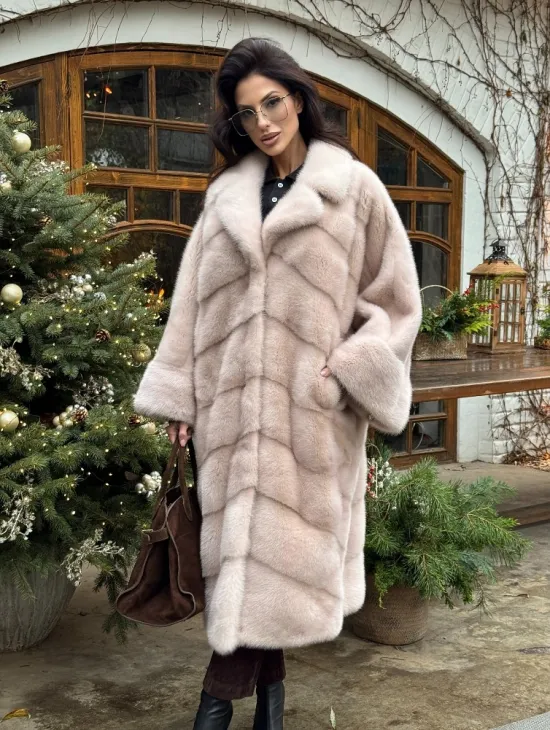 Шуба натуральная из меха аукционной норки в стиле «Oversize» - пудровая - фото 9