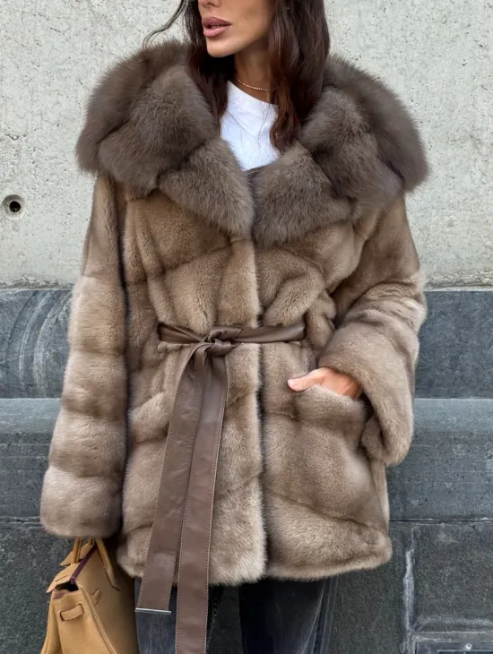 Женское зимнее норковое пончо с капюшоном куница - цвет пастель - фото 1