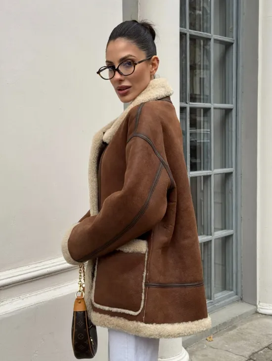 Современная коричневая дубленка из меха кёрли «Casual style» - фото 11