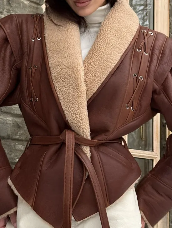 Стильная куртка - дублёнка на запах с поясом - фото 2