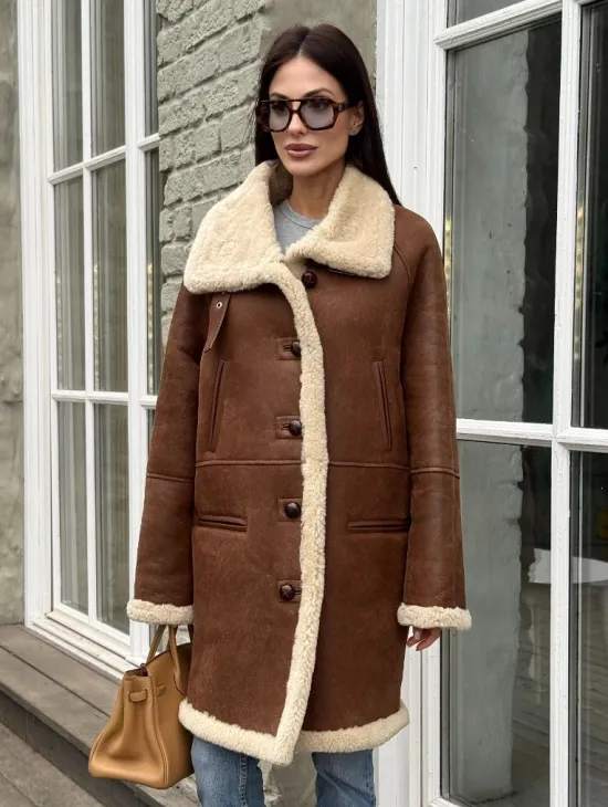Удлиненная женская дубленка из меха мериноса на пуговицах - фото 2