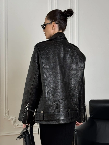 Total black удлиненная женская косуха из натуральной кожи CROCO с косой застежкой-молнией - фото 4
