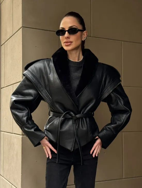 Черная куртка - дубленка на запах с поясом из меха мериноса - фото 9