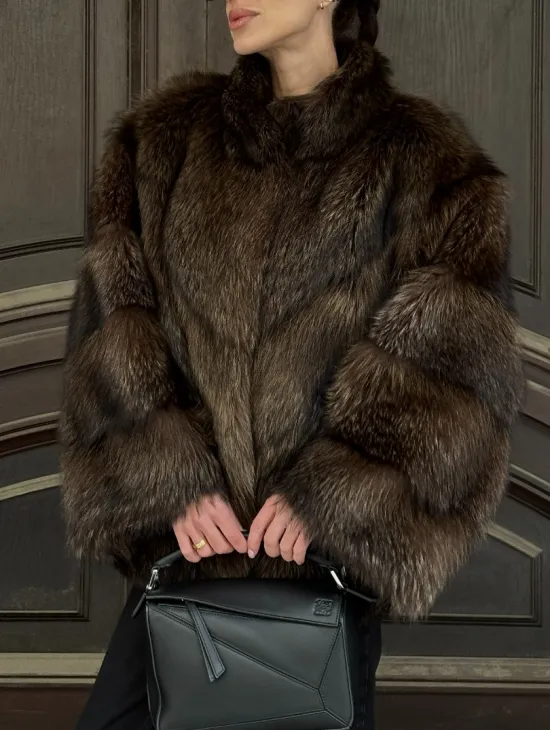 Полушубок из натурального меха енота с воротником стойка - фото 2