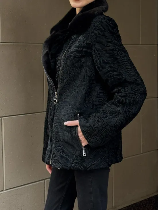 Каракулевая косуха с отделкой из меха норки на воротнике - фото 2