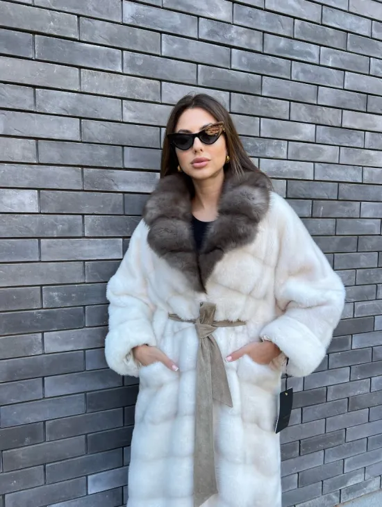 Длинная норковая шуба в белом цвете с воротником из куницы - фото 0