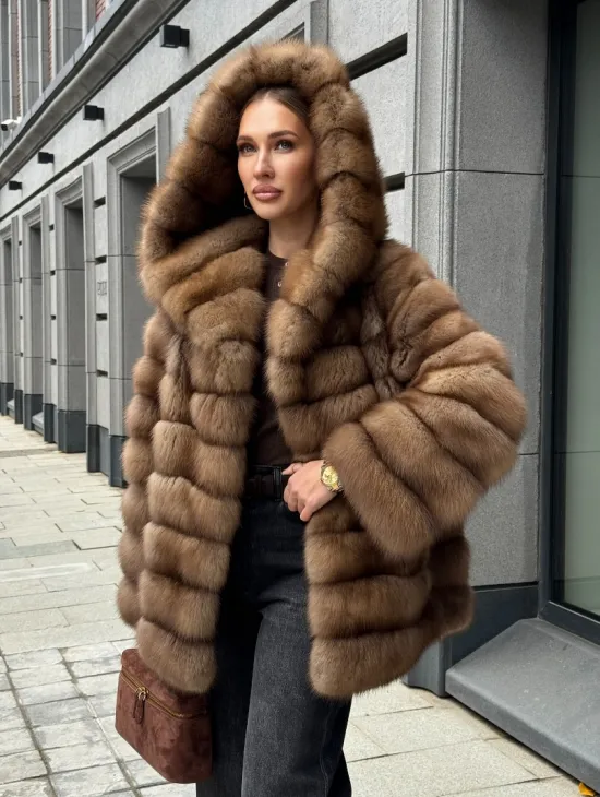 Шуба из натурального меха куницы с капюшоном - фото 0