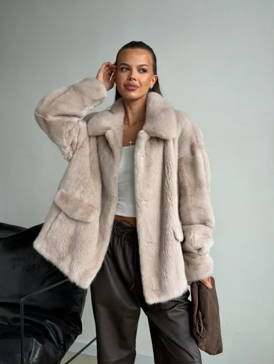 Короткая норковая шуба в цвете нюд - фото 11