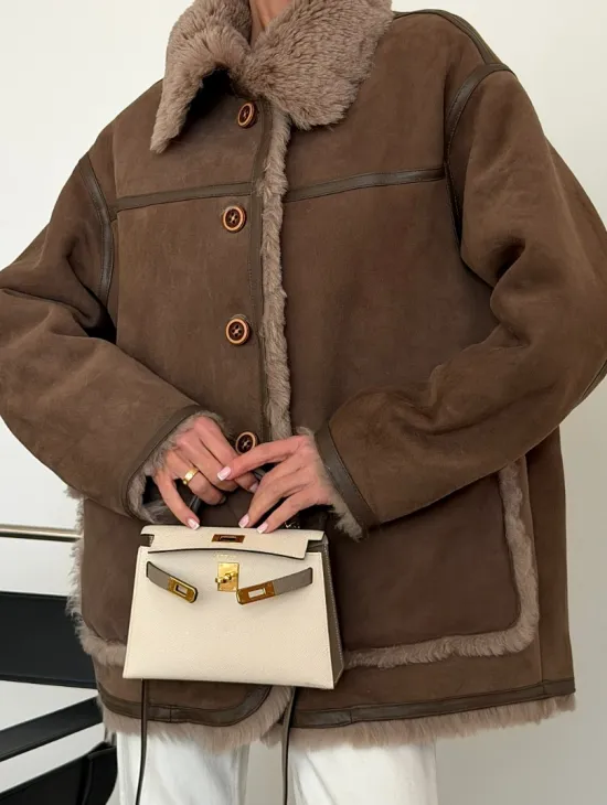 Коричневая замшевая дубленка на мехе тиградо - фото 2