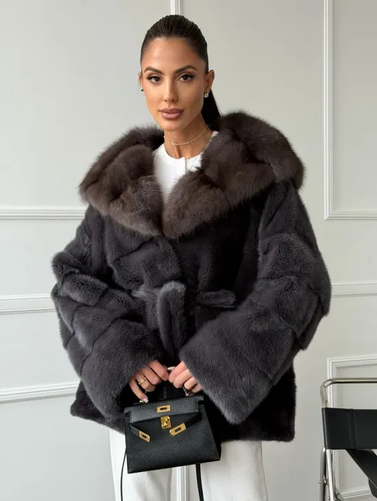 Графитовая шуба с капюшоном из куницы - фото 0