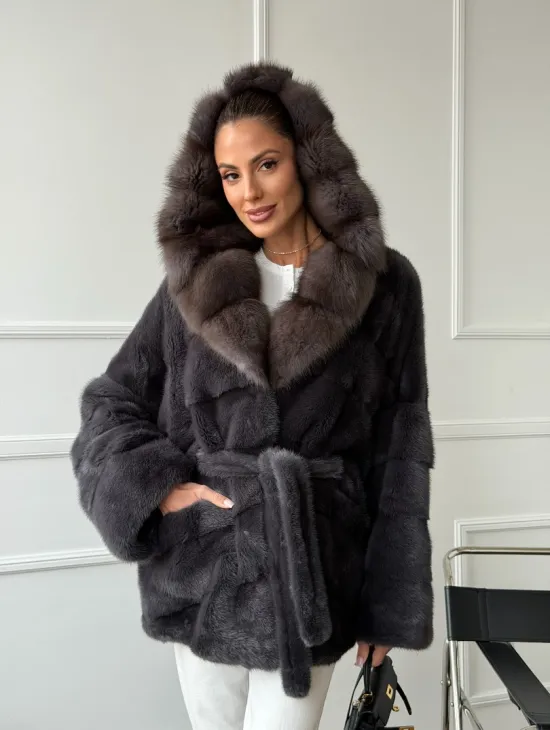 Графитовая шуба с капюшоном из куницы - фото 11