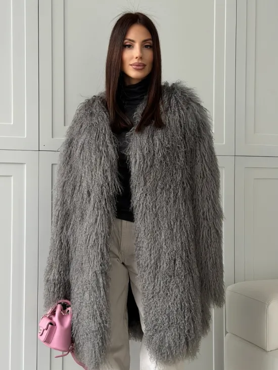 Удлиненная серая шуба из ламы - фото 9