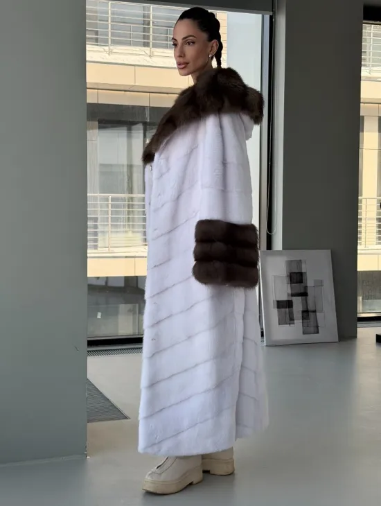 Белая норковая шуба с отделкой из куницы на рукавах и капюшоне - фото 4