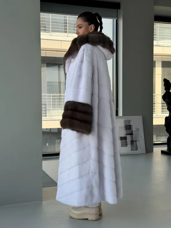 Белая норковая шуба с отделкой из куницы на рукавах и капюшоне - фото 9
