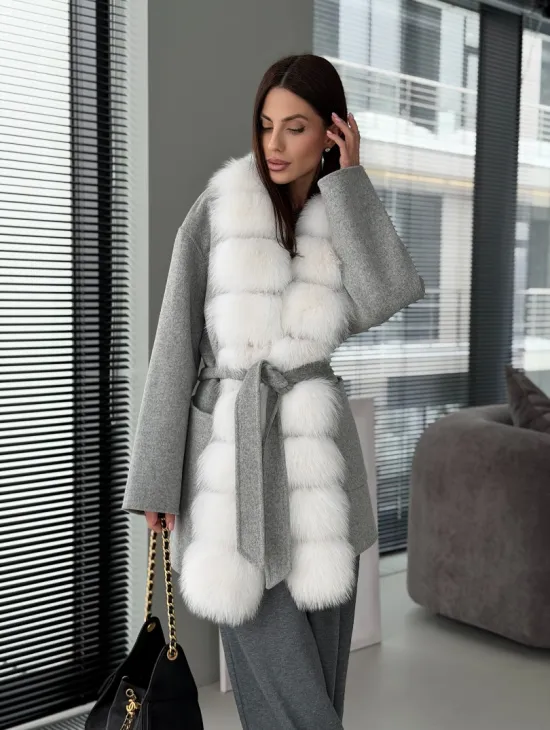 Серое пальто с меховым воротником - фото 18