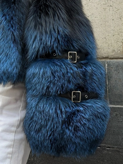 Стильная короткая шуба из меха чернобурки с градиентным окрасом - фото 1