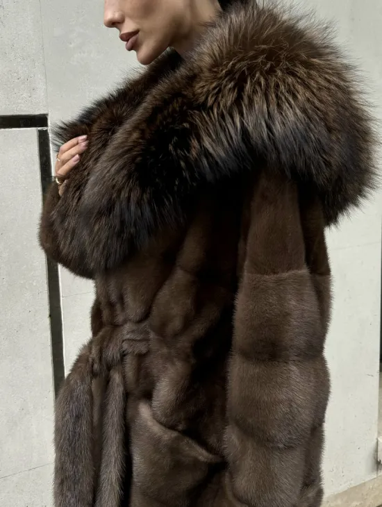 Норковая шуба с капюшоном кобра из меха чернобурки в коричневом цвете - фото 3